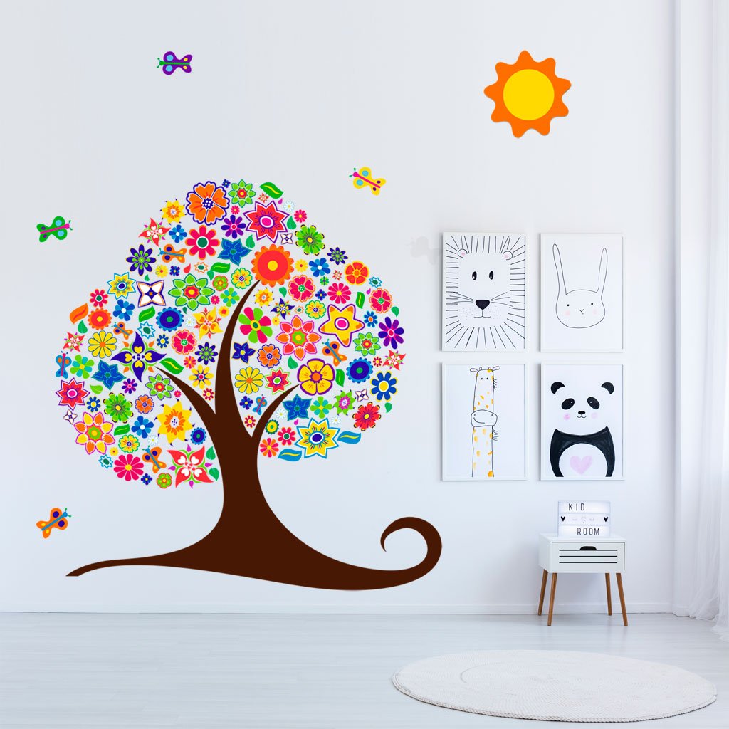 Habitación con el vinilo infantil del árbol de colores